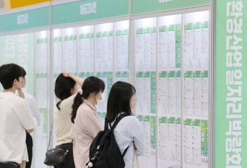 채용공고 살펴보는 취준생들. (데일리굿뉴스)