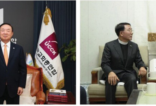 국민의힘 한동훈 비상대책위원장(좌)과 한교총 장종현 대표회장이 회담에 앞서 기념촬영을 하고 있다.(사진= 한교총)-왼쪽사진, NCCK 김종생 총무(좌)와 한동훈 비대위원장이 면담을 하고 있다.(사진=NCCK)