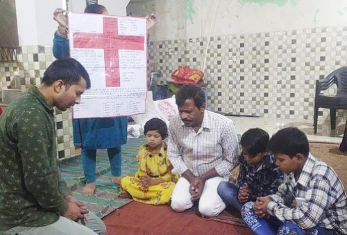 인도의 한 오지 마을 미전도종족에 복음을 전하고 있는 모습.          ⓒ데일리굿뉴스