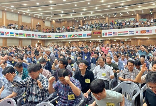 초교파 지구촌 목회자 부부 집중기도성회 참석자들이 부르짖으며 기도하고 있다. ⓒ데일리굿뉴스

