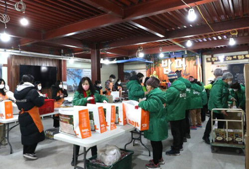 '제35회 거리 성탄 예배'를 준비하는 자원봉사자들.(사진=다일공동체 제공)