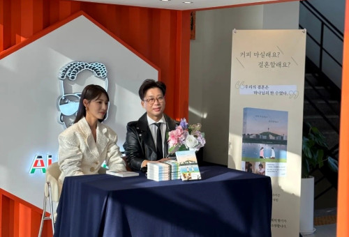 김정화 배우와 유은성 CCM 가수가 26일 첫 부부 신앙 에세이집 출간 기자간담회를 열었다.                                                                  Facebook 갈무리