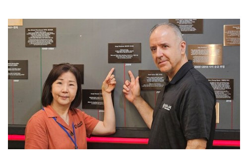 현숙 폴리 VOMK 대표(왼쪽)과 에릭 폴리 최고경영자가 순교자 연대표에 부착된 세르게이 목사의 명패를 가르키고 있다.
 ⓒ데일리굿뉴스