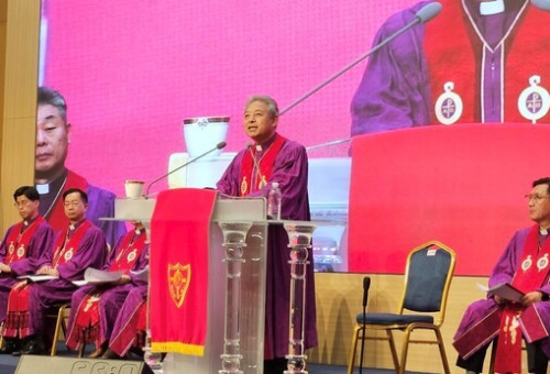 이철 감독회장이 개회예배에서 설교를 전하고 있다.