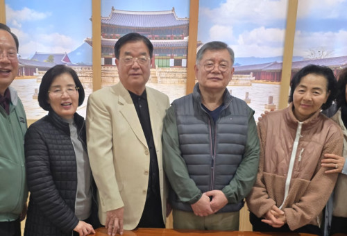 임현수목사(가운데)와 이성우목사(왼쪽), 조헌영목사가 기념 촬영을 하고 있다. 