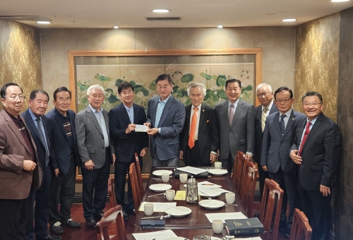 본지 회장인 양준호목사가 한국 글로벌연합선교훈련원 (TMTC대표:임현수목사) 소속 탈북자 신학생들이 LA산불 구호성금으로 모금하여 크리스천헤럴드TV로 보내온 $8,000불을 최근 재난구호활동에 헌신하고 있는 남가주교협(회장 샘신목사)에 전달했다. 이사회는 이날 김향로장로를 이사장으로, 김용준목사, 양준호목사(본사 회장), 이성우목사(현 기획전략 부회장, 본사 대표)를 이사로 추가 추대했다. 