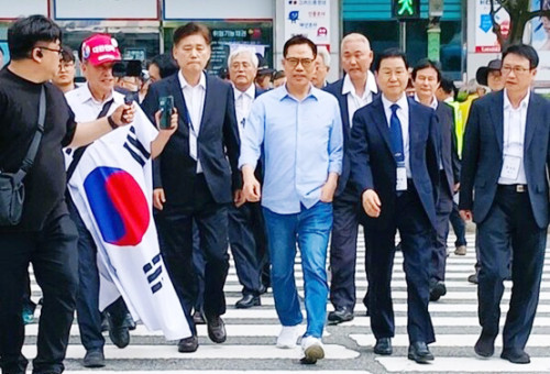 대회 도중 영장실질심사를 받기 위해 법원 앞에 도착하는 손현보 목사.(코람데오닷컴 제공)