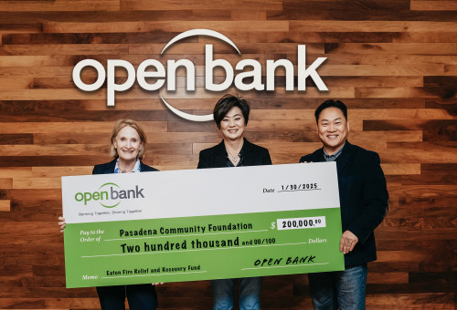 오픈뱅크 민 김 행장(가운데)과 오상교 전무겸 차기 행장 내정자(오른쪽)가 LA지역 산불 피해 주민 지원을 위한 성금 20만달러를 패사데나 커뮤니티 재단에 전달하고 있다.                    <사진제공= 오픈뱅크>