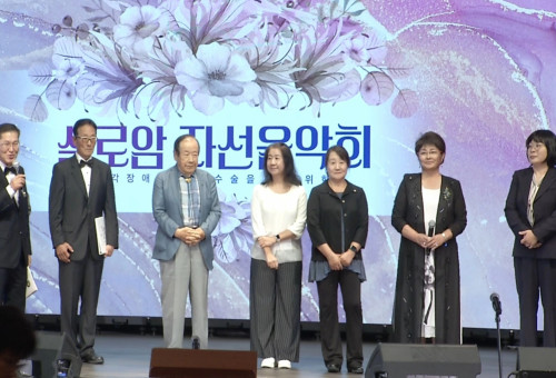 실로암 미주후원회 상임 부회장 용장영목사(맨 왼쪽)가 후원회 임원딘들을 소개 하고 있다. 가운데 회색 양복이 후원회 이사장 홍춘만목사, 그 옆이 회계 채송화, 오른쪽 끝이 음악회를 총괄한 박정숙목사.