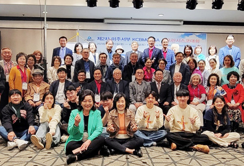 지난 4월25일에 시작되어 3일간에 걸쳐 진행된 제2차 미주기독실업인협회 샌프란시스코대회를 마친 후 관계자들이 기념 촬영을 하고 있다. 샌프란시스코 국제공항 인근 엠버시호텔에서 열린 이번 대회는 한국기독실업인협회 제20대중앙회 최범철회장 등 다수 한국회원들을 포함, 미주전역의 CBMC회원 약 150여명이 참석한 가운데 ‘믿음으로 하나되자(히11:6)’라는 주제로 성대하게 열렸다. 