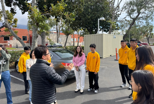 봉사에 앞서 화랑청소년들과 자원봉사자들에게 준비상황을 설명하고 있는 샘신목사(남교협 회장/화랑단체 회장) 