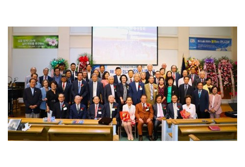 미기총 제25대 대표회장 황동익목사<사진>가 13일 뉴욕만나교회에서 개최된 이취임식을 마치고 기념촬영을 하고 있다. (미기총 제공)