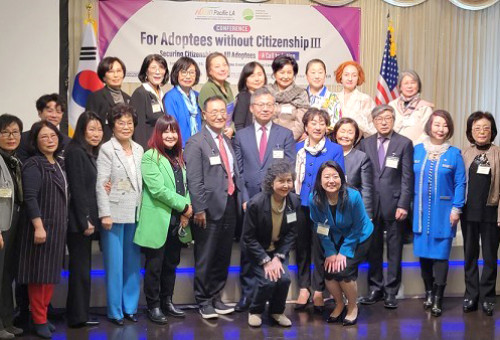 KOWIN관계자들과 김영완 LA 총영사, 최석호 가주 주상원의원이 행사 후 기념촬영을하고 있다.                           KOWIN 제공 