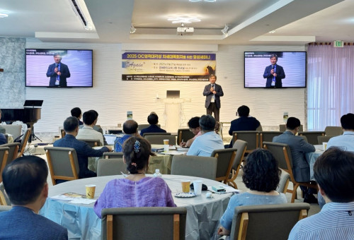 제2강의를 맡은 이상명목사가 주제 강연중이다.