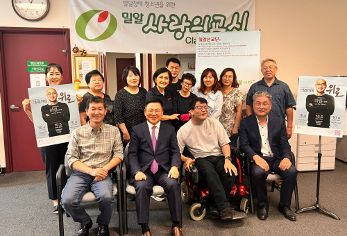 앞줄 왼쪽부터 이종희 단장, 이중열 신임 이사장, 이준수 목사, 심상은 부이사장