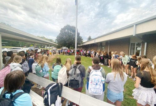 2023 SYATP에 참석한 학생들이 깃대 앞에서 ‛전심으로’ 기도하고 있다.         ©SYATP 페이스북