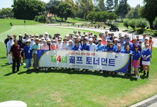 티오프 전에 출전선수들이 연합회 임원들과 함께 기념촬영을 하고 있다. 