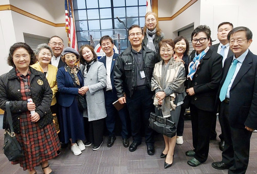 오렌지카운티 라하브라 시에서 개최된 내셔널 데이 어브 프레이어에 참석한 남교협 리더십들이 기도회를 마치고 기념촬열을 하고 있다. 