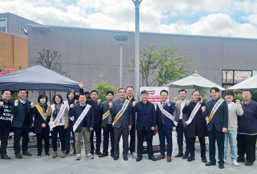 부에나파크 소스몰에서 서명운동을 펼치기전 은혜한인교회교역자들과 성도들이 기념촬영을 하고 있다.