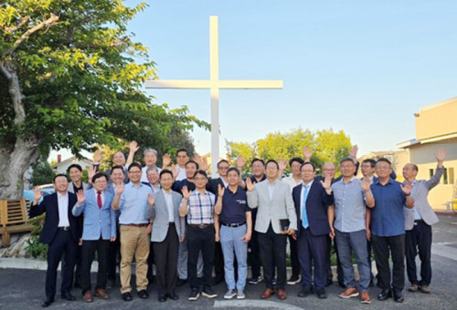 제4차 차세대목회자21인초청 OC영적대각성 새벽기도회 강사진들과 OC교협등 교계관계자들이 예비모임을 마치고 기념 촬영을 했다. 뒷줄 왼쪽이 현 OC교협 회장 이창남목사, 증경회장이며 현 총무이사인 심상은목사, 21인 강사 명단은 일정표에서 확인하면 된다.