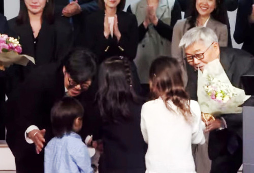 이종용목사가 예배 후 주일학교 학생들로 부터 꽃다발을 전해 받고 있다. 