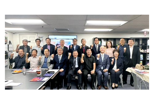 남가주교계 연합 제79주년 기념 ‘8.15광복절감사예배 및 찬양제’ 준비를 위한 첫번째 실행위원회의를 마치고 기념 촬영을 했다. 앞줄 왼쪽부터 KWMC사무국장 이명철목사, 김영수장로, 이성우목사, 심상은목사, 최영봉목사, 샘신목사, 이창남목사, 윤우경권사, 뒷줄 오른쪽부터 조진용목사, 조준석목사, 재스민 전도사, 최영하목사, 서경원장로, 이원석목사, 권영신장로, 장성원목사, 신용집사, 정정근장로 등