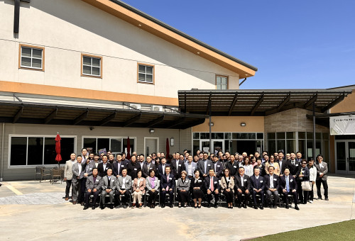 2025년 “장학금 전달식 및 소형 교회 목회자 후원과 소형 교회 목회자를 위한 영적
세미나”를 마치고 참가자와 강사 등이 함께 단체 사진을 찍고 있다.
