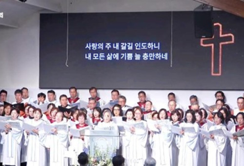 LA동부교협의 부활절연합예배는 아름다운교회(고승희목사 담임)에서 늘푸른교회 박선호목사를 강사로 LA 동부지역 교회들의 연합으로 드려졌다. 지역교회 성가대가 연합하여 특별 찬양을 올리고 있다