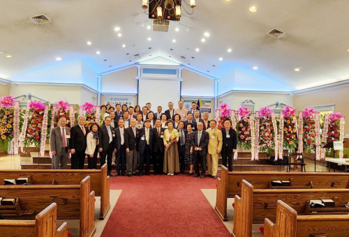 참석자들이 총회와 이취임예배후 기념 촬영을 하고 있다.            (미기총 제공)