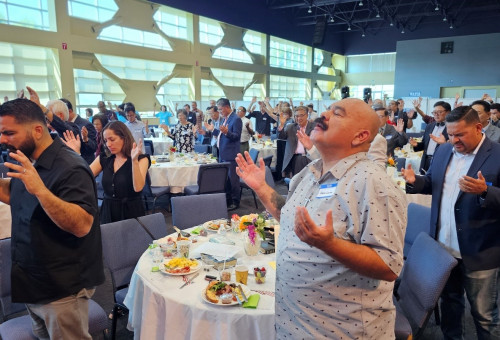 다민족연합기도대회를 위한 조찬기도회가 8일 오전 8시에 은혜한인교회에서 열렸다. 