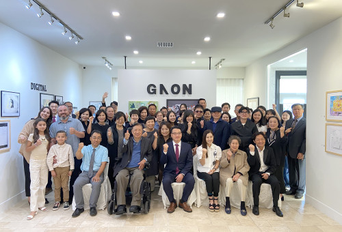 개관식과 시상식 후 참석자들이 기념촬영을 하고 있다. 앞줄 가운데가 이영선목사, 구봉주목사, 그 옆으로 제니퍼홍관장이다. 