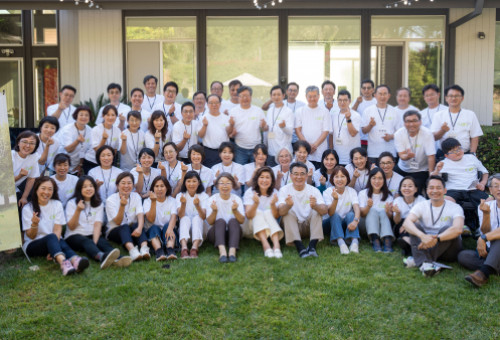 참석자들과 봉사자들이 세미나를 마치고 기념 촬영을 했다. (샬렘 제공)