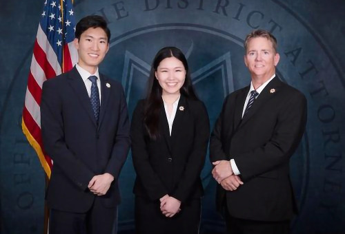 사진 캘리포니아 툴레어 카운티의 피터 박 검사(왼쪽)와 동생 소피아 박(가운데) [툴레어 카운티 지방검찰청(Tulare County District Attorney\\'s Office)  페이스북 게시물. 재판매 및 DB 금지]
