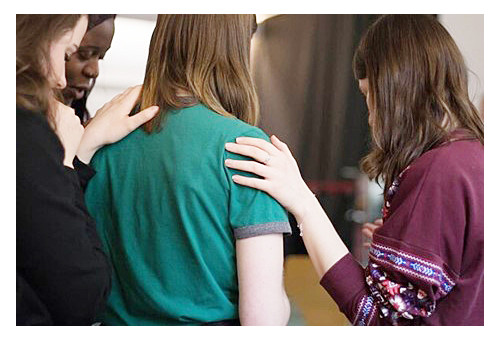 미국의 젊은 세대인 Z세대가 기성세대보다 교회 출석률이 더 높다는 연구 결과가 나왔다. 사진은 미국 청년들의 기도하는 모습.(사진출처=Unsplash)